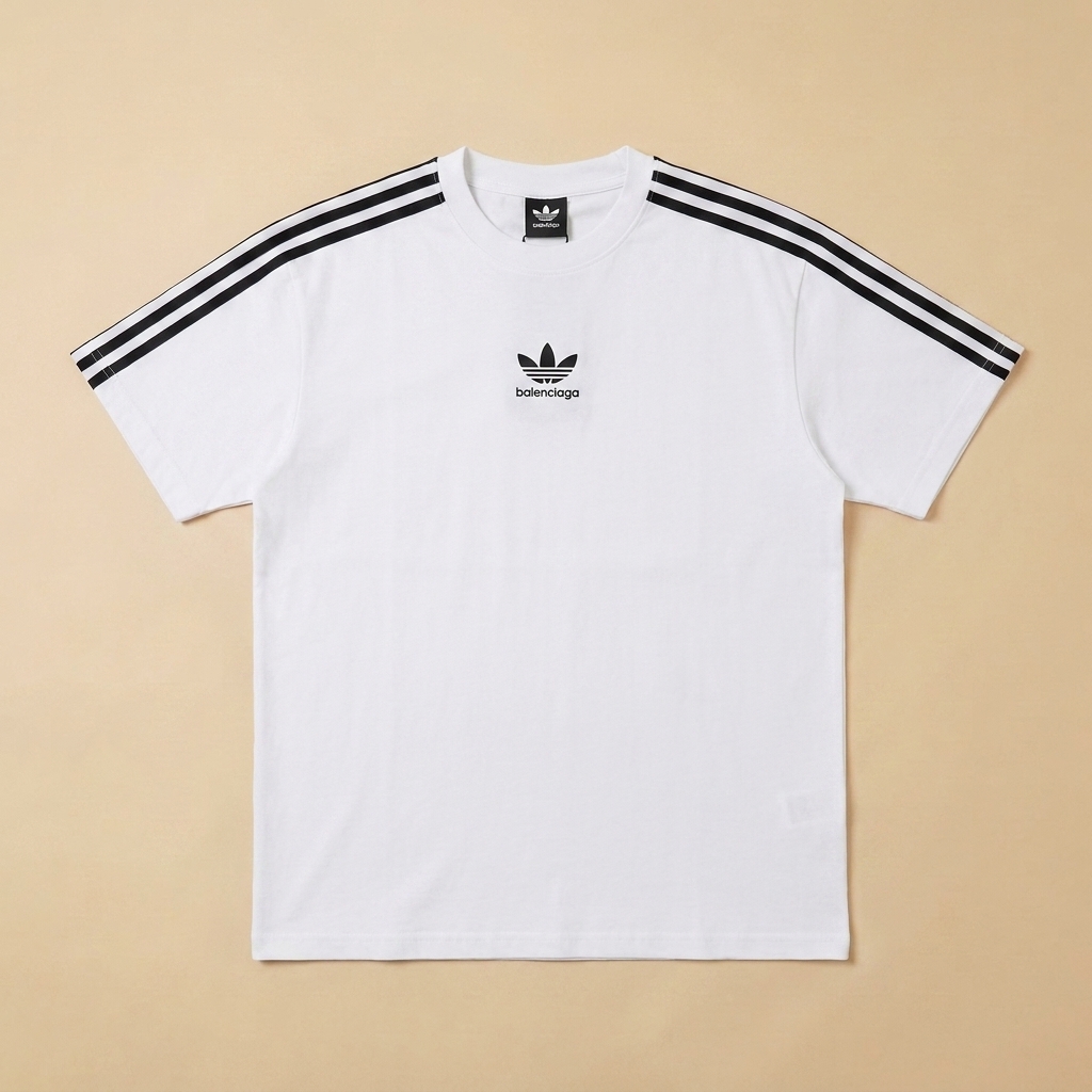 T-shirt usata bianca con logo nero e tre strisce sulle maniche