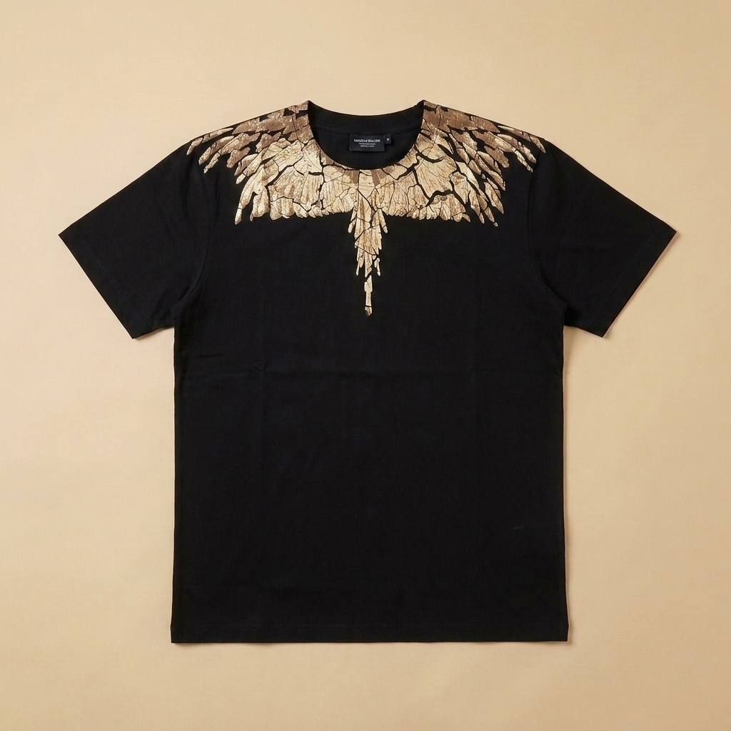 T-shirt usata nera con ali beige e marroni