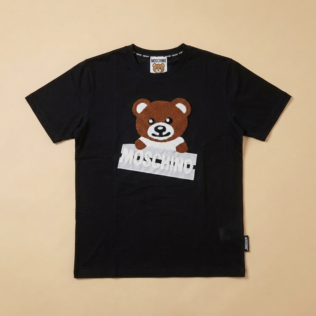 T-shirt usata nera con orsetto e logo in rilievo