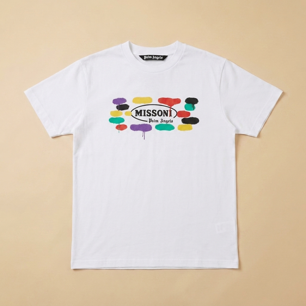 T-shirt usata bianca con logo e grafica multicolore