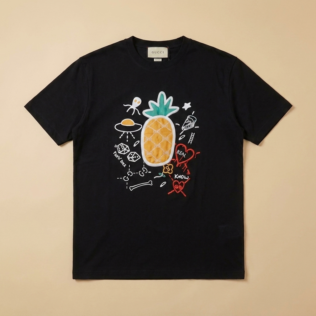 T-shirt usata nera con ananas e disegni multicolore