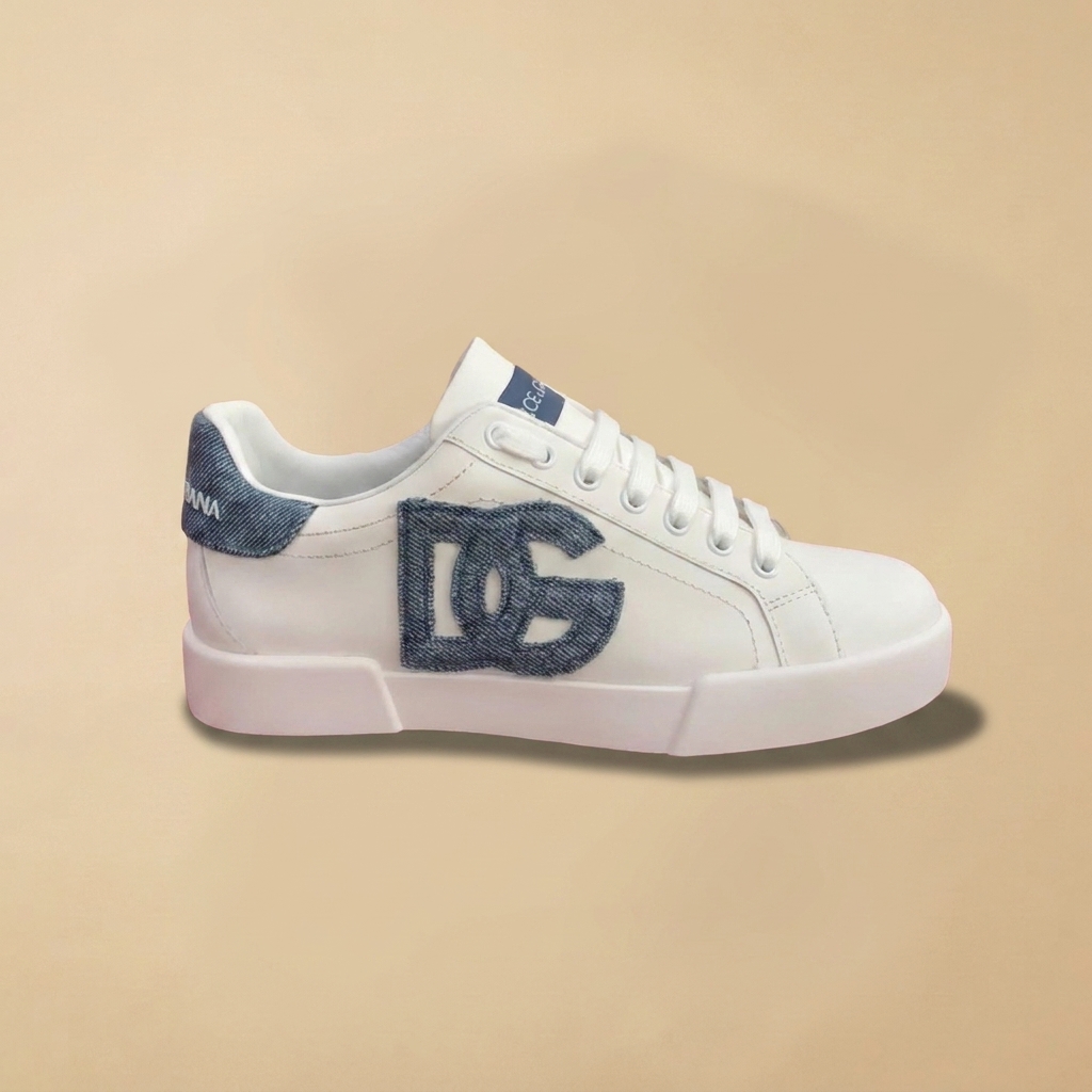 Sneakers usate bianche con maxi logo in denim