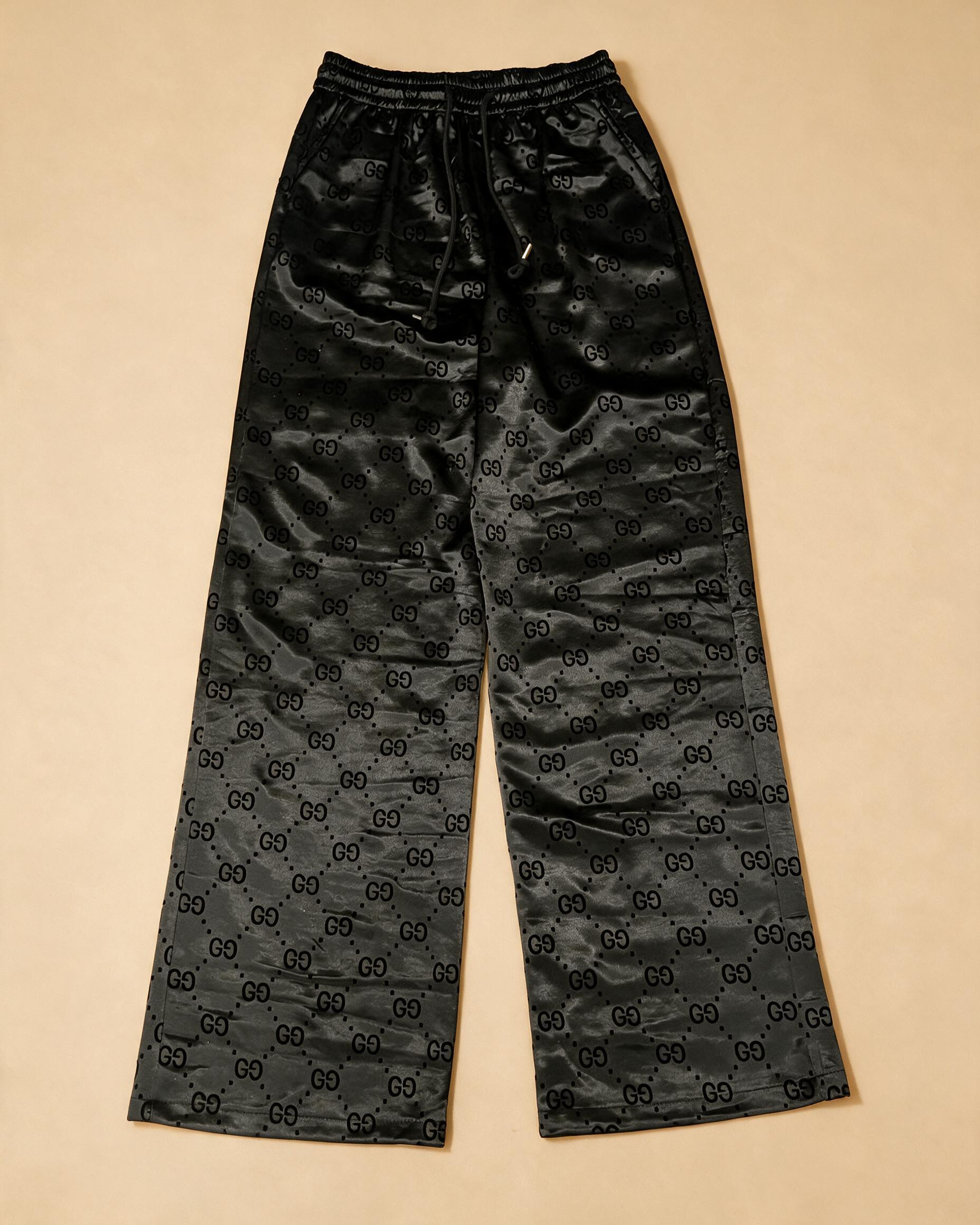 Pantalone usato a gamba larga con motivo monogramma nero