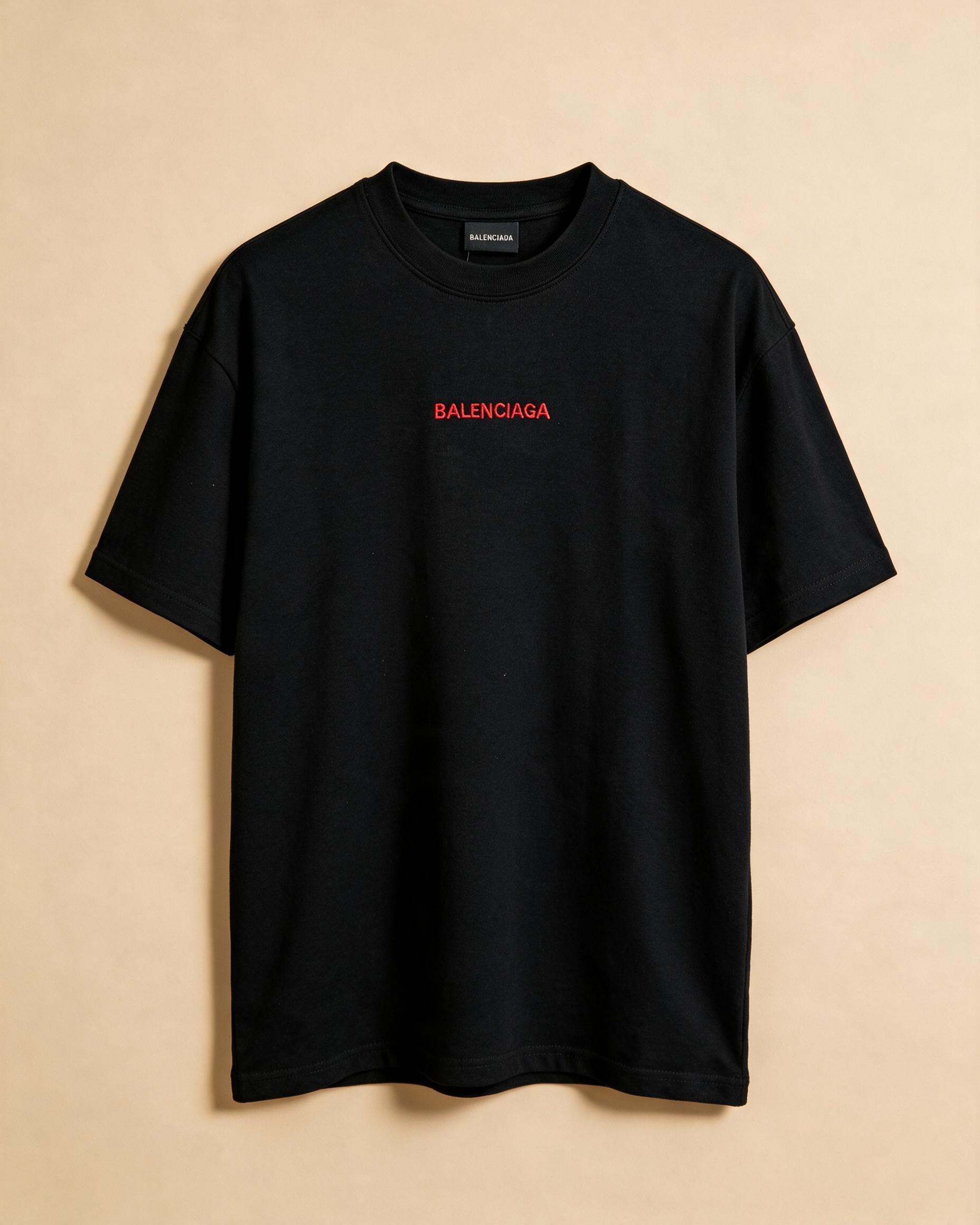 T-shirt usata nera con ricamo sul petto