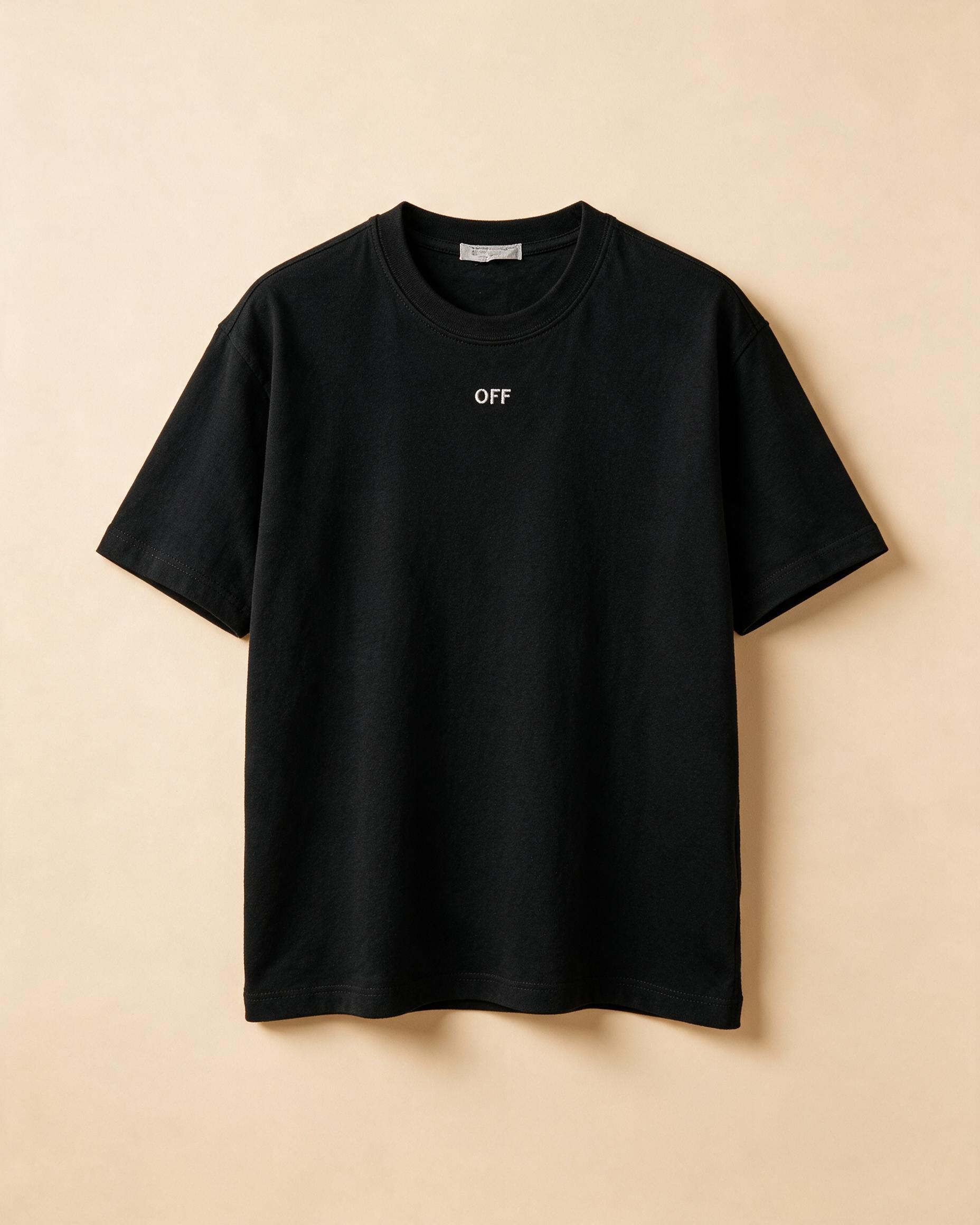 T-shirt usata nera con stampa bianca sul petto