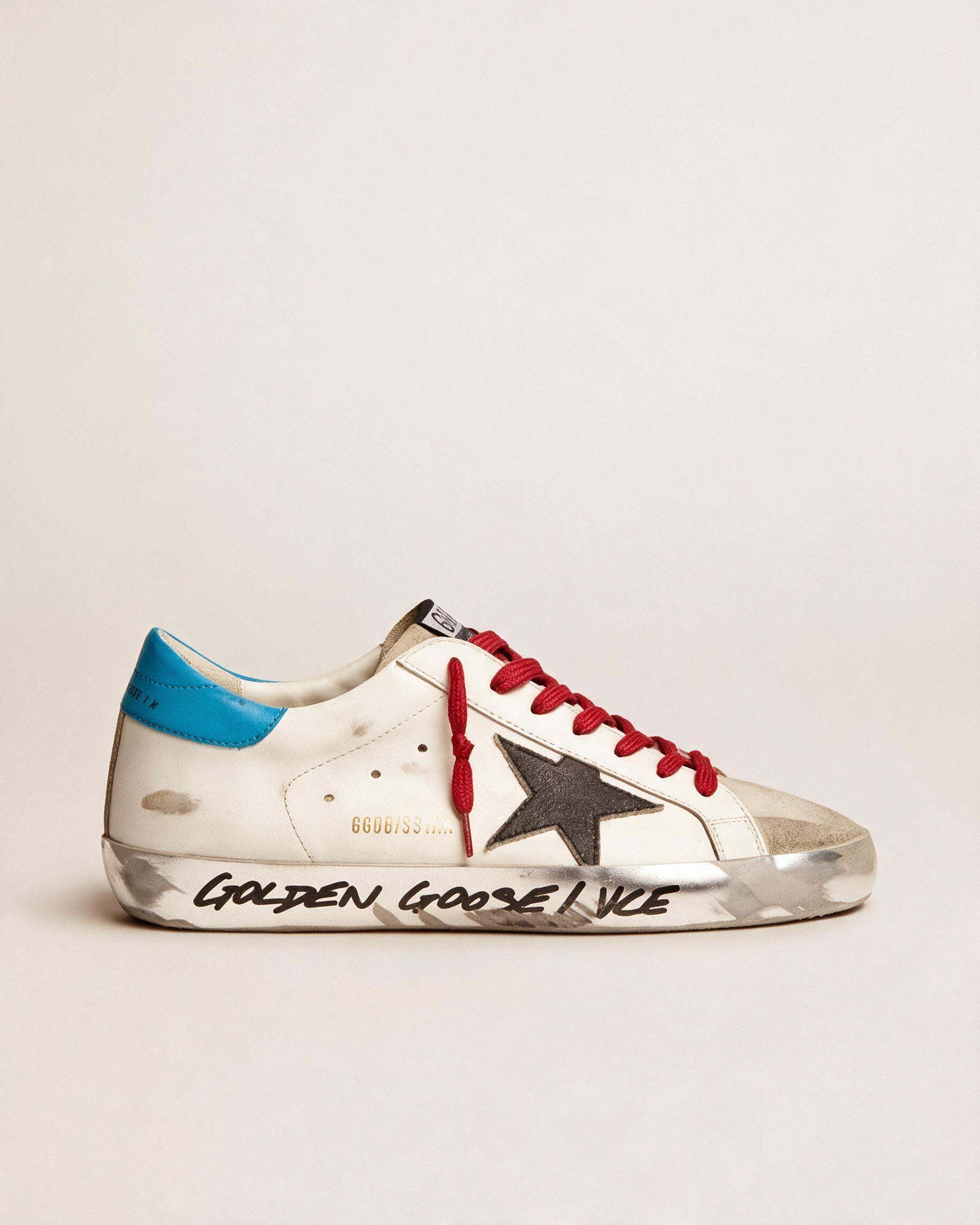 Sneakers bianche con stella grigia e dettagli rossi e blu · Usato