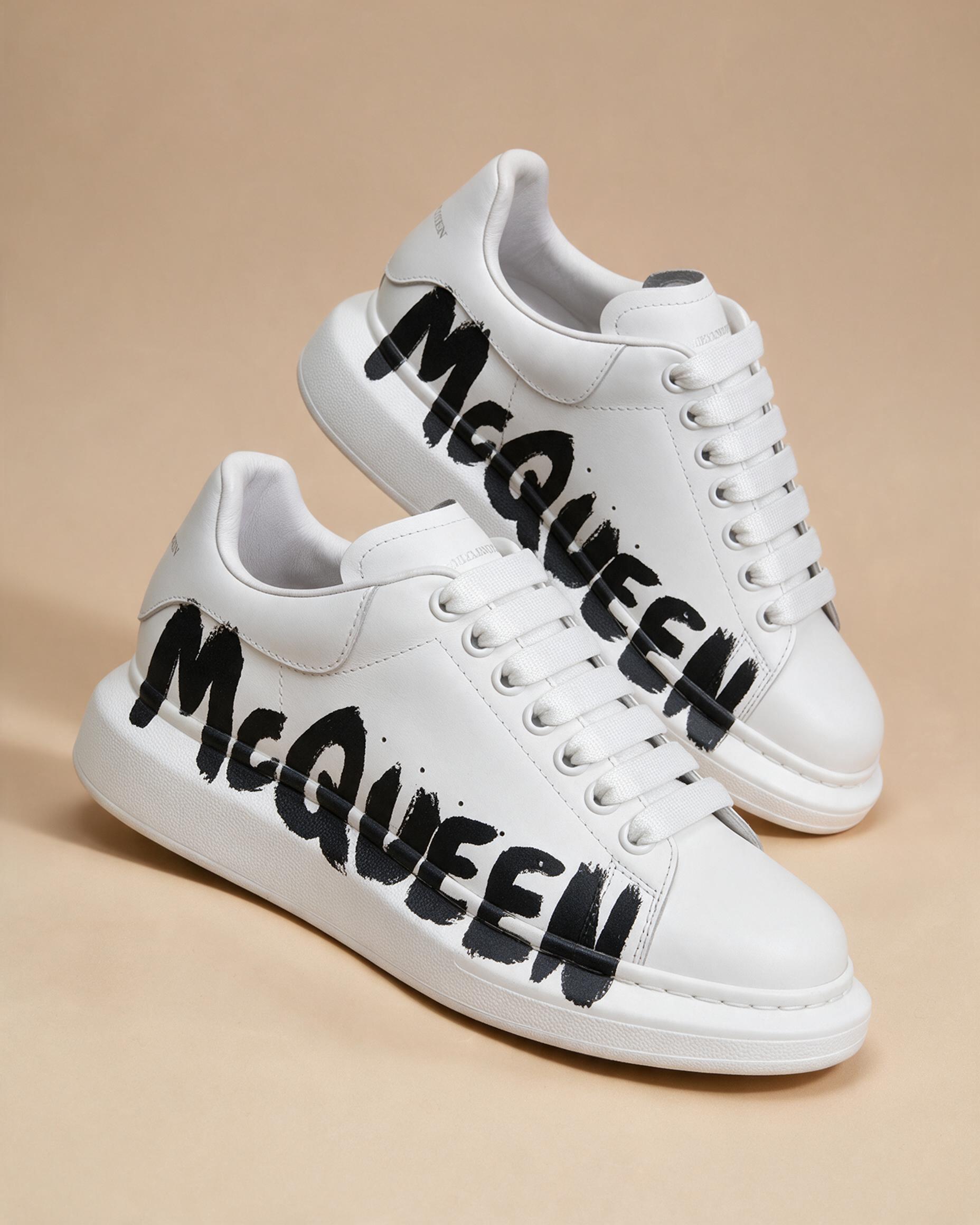Sneakers bianche con stampa grafica nera laterale · Usato