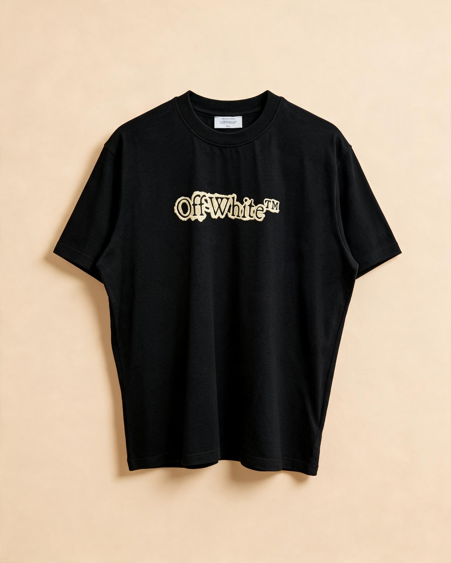 T-shirt usata nera con stampa frontale e motivo a frecce sul retro