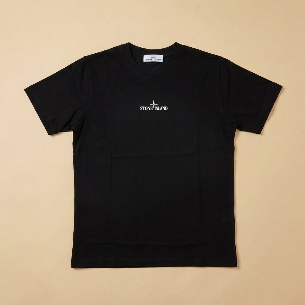 T-shirt usata nera con piccolo logo bianco